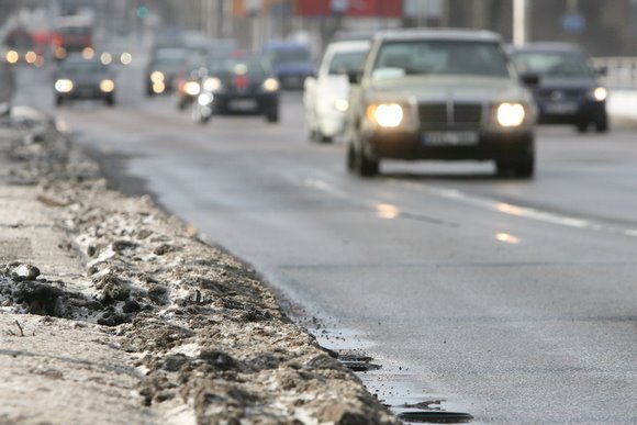 Didžiausią grėsmę oro užterštumui turi iš po žiemos gatvių pakraščiuose likęs purvas ir druskos.