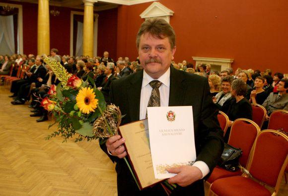 „Auksinės mediko širdies“ apdovanojimas buvo įteiktas 7-iems miesto medicinos darbuotojams. Vienas jų – Vilniaus greitosios pagalbos universitetinės ligoninės gydytojas Aurelijus Grigaliūnas.