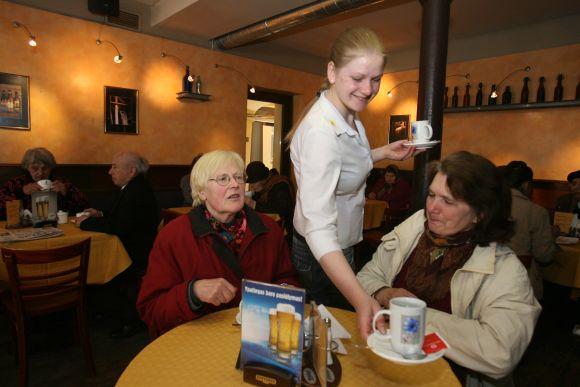 Sekmadienį „Pilies menėje“ kavą gurkšnojusi Birutė Kuliešienė (dešinėje) džiaugėsi netikėtai sutikusi savo buvusią bendradarbę.