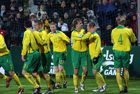 Lietuvos futbolo rinktinė 2009 metais oficialiose rungtynėse iškovojo vos vieną pergalę, namuose 2:1 įveikdama Serbiją.