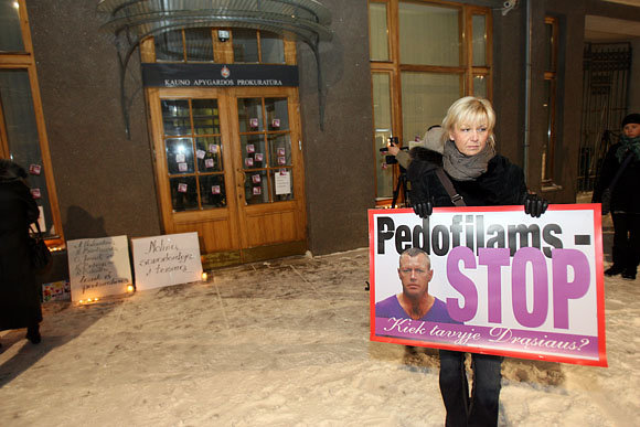 Kaune kilęs pedofilijos skandalas įaudrino visuomenę.