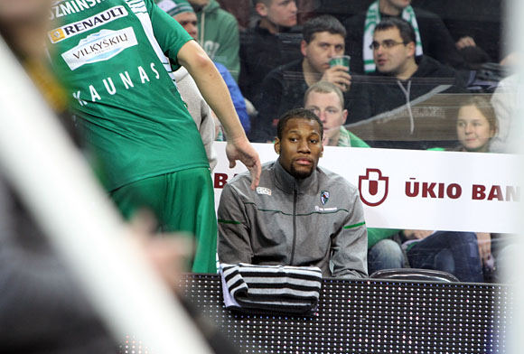 Sonny Weemsas dėl keistų aplinkybių mačą stebėjo tik nuo atsarginių žaidėjų suolo.