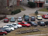 Policija bandys išvalyti daugiabučių kiemus nuo nenaudojamų automobilių