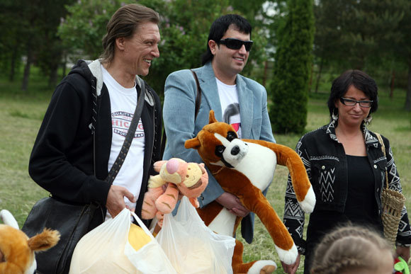 2009-ųjų vasarą Č.Gabalis, R.Cicinas, Arina ir kiti šou pasaulio atstovai Kaune aplankė tuberkulioze sergančius vaikus.