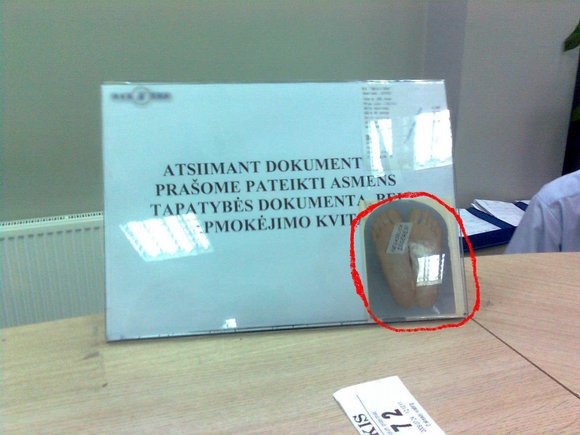 Kaune gyvenantį užsienietį šokiravo socialinės reklamos lipdukas, matomas kiekvienam „Regitros" lankytojui.