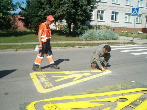Specialūs akcijos ženklai vairuotojams primena, kad jie būtų atidesni: rugsėjį miestas pilnas vaikų.