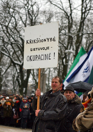 Vyro laikytas plakatas