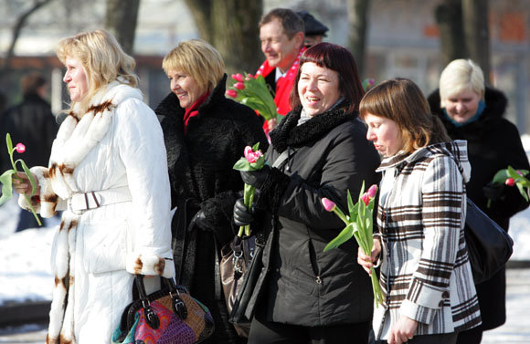 Laisvės alėjoje moterys buvo apdovanotos tulpėmis ir komplimentais.