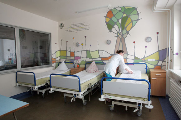 Ilgus mėnesius ligoninėje praleidžiantys vaikai naujose palatose jausis linksmiau