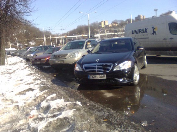 A.Garbaravičiaus automobilis prie Stoties turgaus – neleistinoje vietoje.