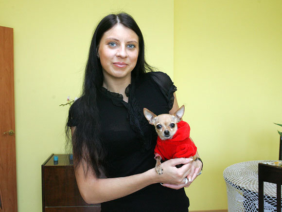 Kaunietė su sudraskyto šunelio mama.