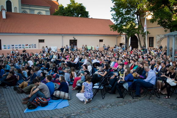 Senamiesčio žiogo koncertai sutraukia būrius dainuojamosios poezijos gerbėjų