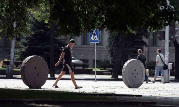 „Sagos“ Vienybės aikštėje puikiai prigijo, nors ir nėra šios miesto erdvės pagrindinė detalė. 