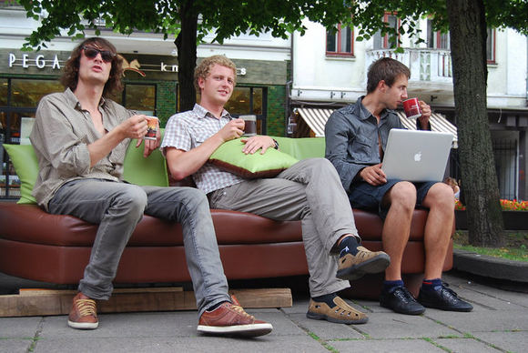 1282657655sofa.jpg