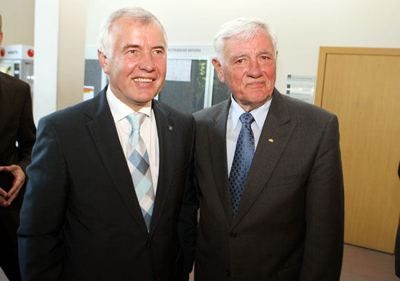 Nauju VDU rektoriumi antrai kadencijai išrinktas prof. Z.Lydeka ir VDU tarybos pirmininkas prezidentas V.Adamkus.