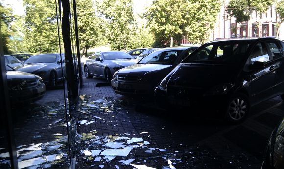 Pirmadienio avarija: Kaune į pastato stiklinį fasadą įvažiavo moters vairuojamas automobilis.
