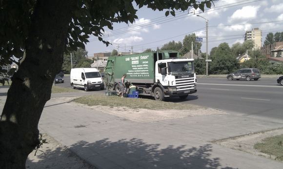 Kauniečio užfiksuotoje nuotraukoje matyti, kaip iš šiukšliavežės du „Kauno švaros“ darbuotojai krauna butelius į taros supirktuvės dėžes