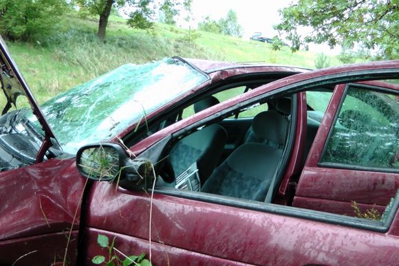 Nuo skardžio nuskridęs automobilis