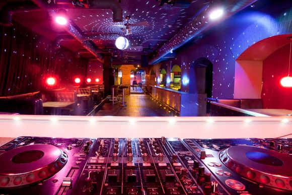 „Pop Star Bar“ rudens sezoną pasitinka atnaujintu interjeru, meniu ir nauju darbo grafiku. 