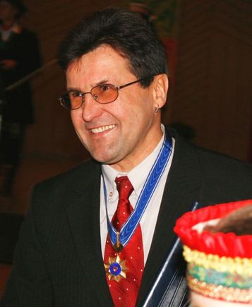 Medžio skulptorius Adolfas Teresius buvo vienas pirmųjų, gavusių Kauno rajono Garbės ženklą.