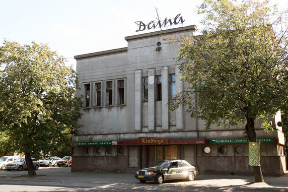 Buvęs kino teatras šiuo metu virto benamių susibūrimo vieta.