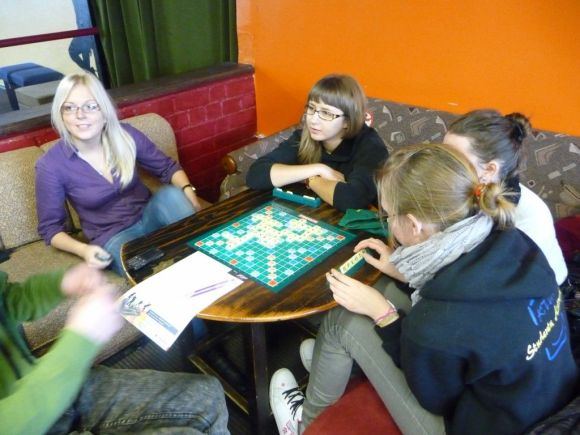 60 – prieš tiek metų pasaulyje pradėtas žaisti žaidimas „Scrabble“ šiuo metu Lietuvoje dar tik skinasi kelią į populiarumą. 
