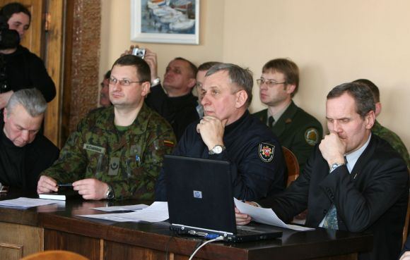 Kauno apskrities priešgaisrinės gelbėjimo valdybos Operacinio vadovavimo skyriaus viršininkas Vytautas Jokšas (centre) ir J.Vitkaus inžinerijos bataliono vadas mjr. Vygandas Vilčiauskas (kairėje) įsitikinę, jog kol kas sprogdinti ledų Neryje nereikia. 