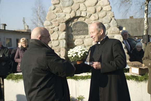 Laisvės paminklo Lapėse šventinimo akimirka
