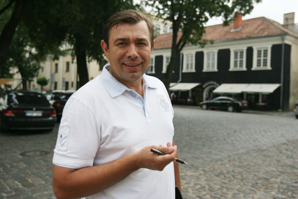 „Jei problemos su medžiais nespręsime, tai padarys gamta“, – įsitikinęs Rotušės aikštėje įsikūrusio restorano direktorius R.Mačiulaitis. 