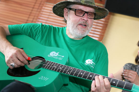 Vienuoliktajame festivalyje skambės ir naujutėlaitė, tik ką pagaminta, žalia gitara ,,Akacija“. Ją baigiantis spaudos konferencijai išbandė V.Stakėnas. 