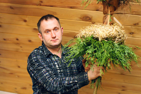 Floristas M.Vasiliauskas garsėja įspūdingų ir originalių suknelių kūryba.