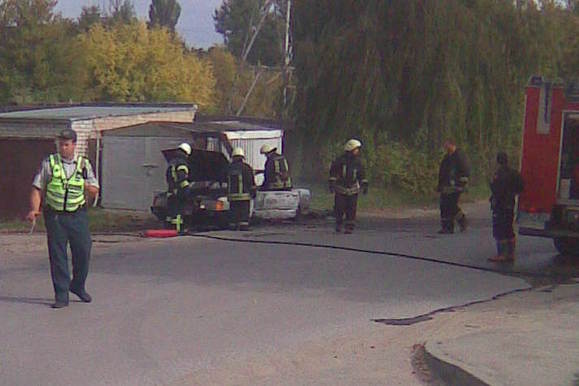 Gesinti liepnojančio automobilio išskubėjo net du ugniagesių gelbėtojų ekipažai