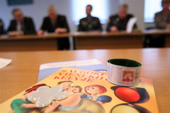 Policijos vadovai, patikinę, jog per pastaruosius kelerius metus buvo išdalinta dešimtys tūkstančių atšvaitų, stebėjosi, jog kauniečiai jų nenešioja.