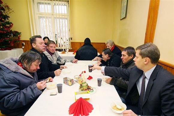 Pernai Kalėdinės košės kartu su varguoliais ragavo ir miesto meras.