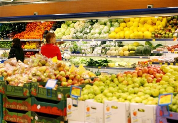 Tyrimą pradėjusi policija bando išsiaiškinti, ar laiške minimi grasinimai apnuodyti prekybos centruose parduodamus maisto produktus yra rimti. 