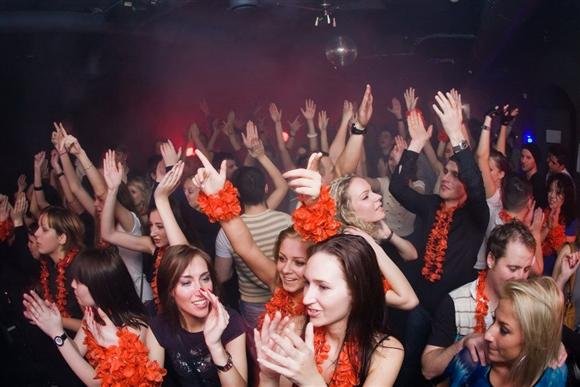 Šokių muzikos ir kokteilių bare Pop Star Bar šį savaitgalį vyks du vienas už kitą geresni vakarėliai.