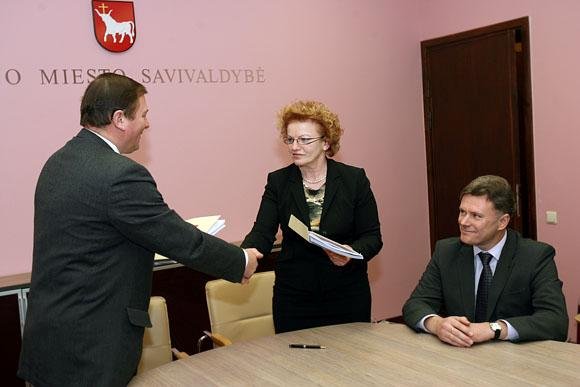 Arenos valdymo sutarties pasirašymo akimirka.