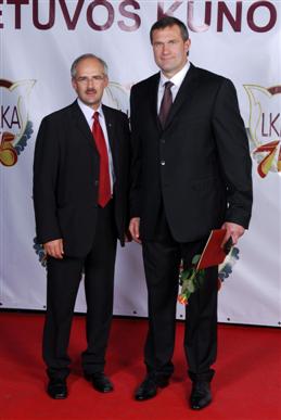 V.Aleknai įteiktas apdovanojimas.