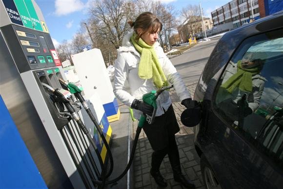 Per pastarąjį mėnesį A-95 markės benzinas pabrango daugiau nei 6 proc. Tokiais kainų šuoliais pasipiktinę vairuotojai savo nuomonę ketina išreikšti visuotiniu protestu.