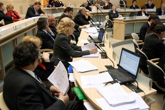 Nors klausimas dėl išmokų mažinimo taryboje sukėlė daug diskusijų, galiausiai šį sprendimą politikai priėmė pakankamai vieningai.