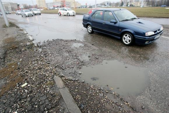 Kelininkai atkreipia dėmesį, jog gilios ir aštriakampės duobės didžiausią pavojų miestiečių automobiliams kelia tuomet, kai jos būna sklidinos vandens.