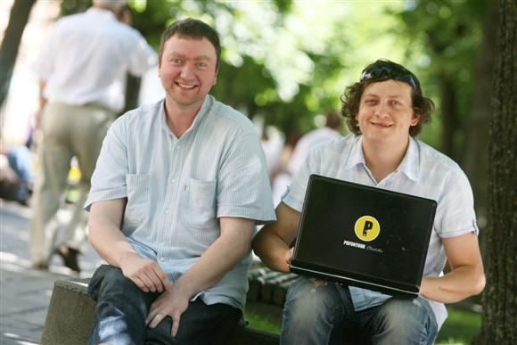 „Social Media Day Kaunas 2010“ organizuojantys Vaidas Pilkauskas (dešinėje) ir Aris Meškauskas kaip vieną iš įdomiausių socialinės žiniasklaidos projekų įvardino naujienų portalo 15min.lt vystomą IKRAUK
