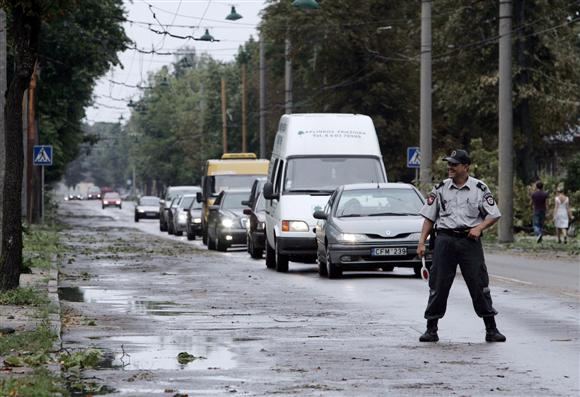 Nakties metu išgirdę įjungtas policijos sirenas bei per garsiakalbį perspėjimus siunčiančius pareigūnus, kauniečiai turėtų suskubti ruoštis artėjančiai audrai.