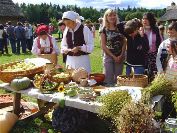 Sekmadienį atvykusieji galės ne tik papramogauti, bet ir paragauti originalių, pagal senolių receptus pagamintų patiekalų.