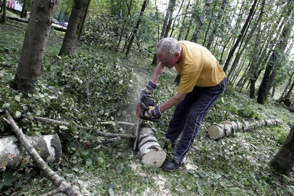 Per Kauną praūžusią gamtos stichiją iki šiol primena šalikelėse bei parkuose gulinčios šakų krūvos.
