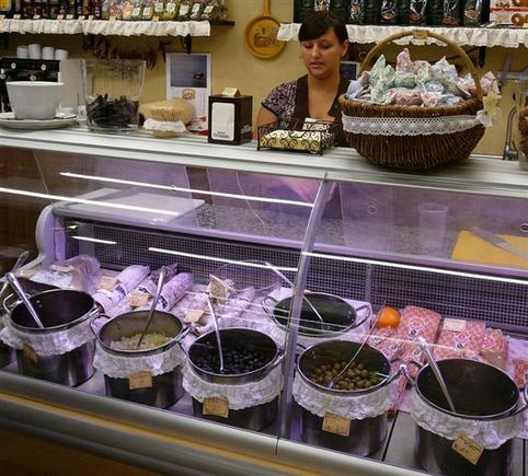 Parduotuvės vadybininkė Jolita Buškevičiūtė su pirkėjais sveikinasi itališkai