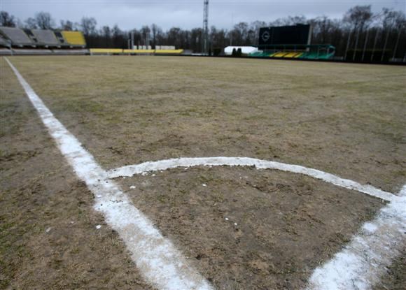 Vakar po pietų pradėjus smarkokai lyti, S.Dariaus ir S.Girėno stadiono darbuotojai rankomis susiėmė už galvų.