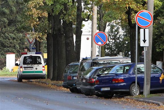 Į Kauno klinikas atvažiavusių žmonių turtą nuo vagių saugo policijos patruliai.