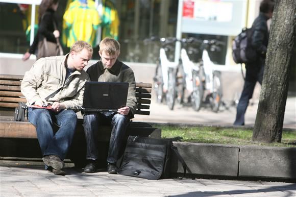 Daugeliui miesto svečių nustebina galimybė nemokamu bevieliu internetu naudotis visame Kauno centre.