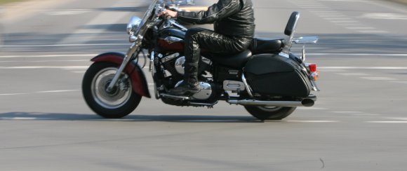Motociklas susidūrė su visureigiu. 